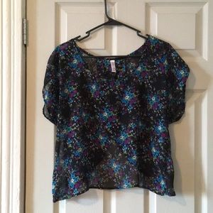 Black floral flowy top with folded open back!